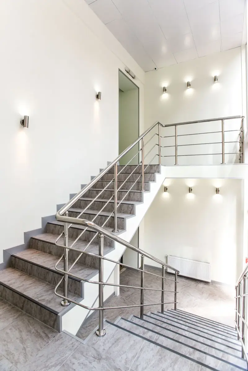 Helles, sauberes Treppenhaus mit Edelstahlgeländer